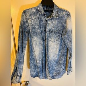 Carbon acid washed long sleeve denim button down collared shirt size small